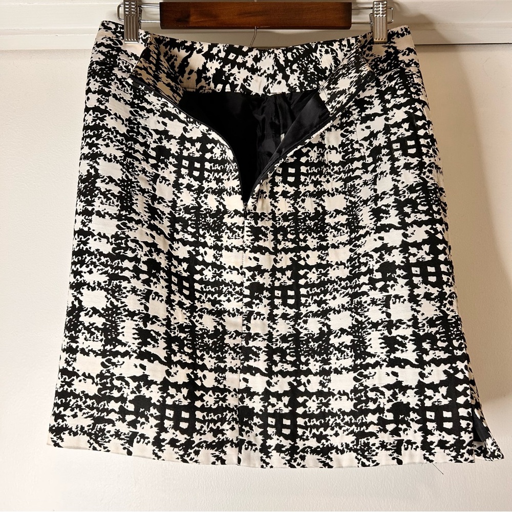 Ann Taylor Black and White Patterned A-Line Skirt - Picture 4 of 9